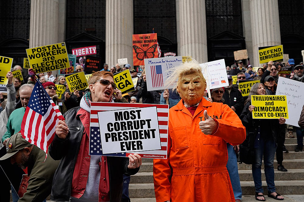Protesters gather for a "No Kings" rally on Saturday, Oct. 17, 2026, in New York. - | Photo: AP/Madison Swart