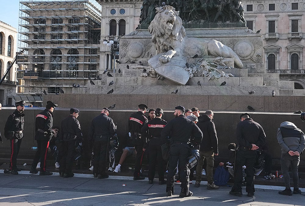 Rioters clash with police in Milan

