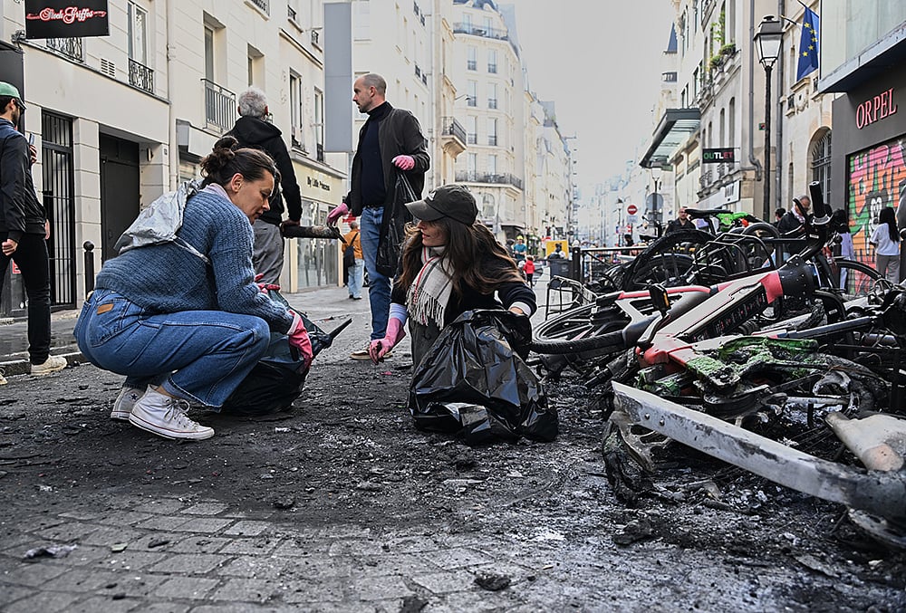 Paris stores looted