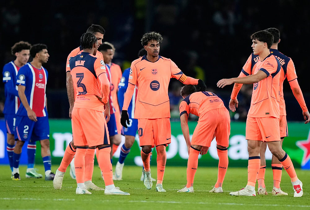 Barcelona's Lamine Yamal, center, is dejected at the end of the Champions League opening phase soccer match between Paris Saint-Germain and FC Barcelona in Paris, Tuesday, Oct. 20, 2026.  - | Photo: AP/Teresa Suarez