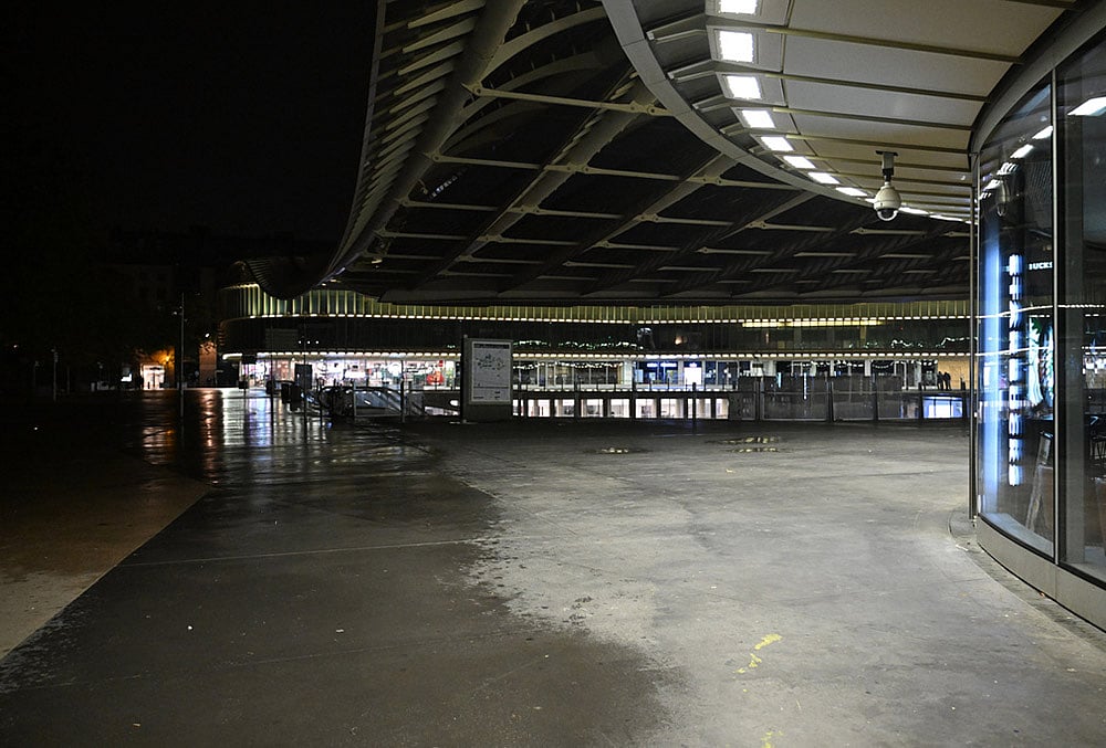Paris overnight curfew for youth