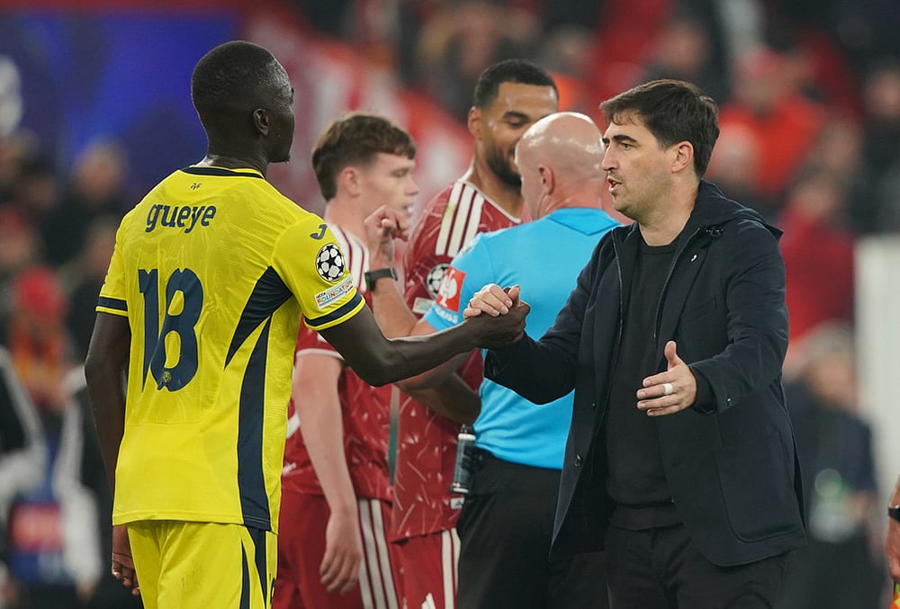 Liverpool's manager Andoni Iraola, right, greets Villarreal's Pape Gueye after the Champions League opening phase soccer match between Liverpool and Villarreal in Liverpool, England, Tuesday, Oct. 20, 2026. - | Photo: AP/Ian Hodgson