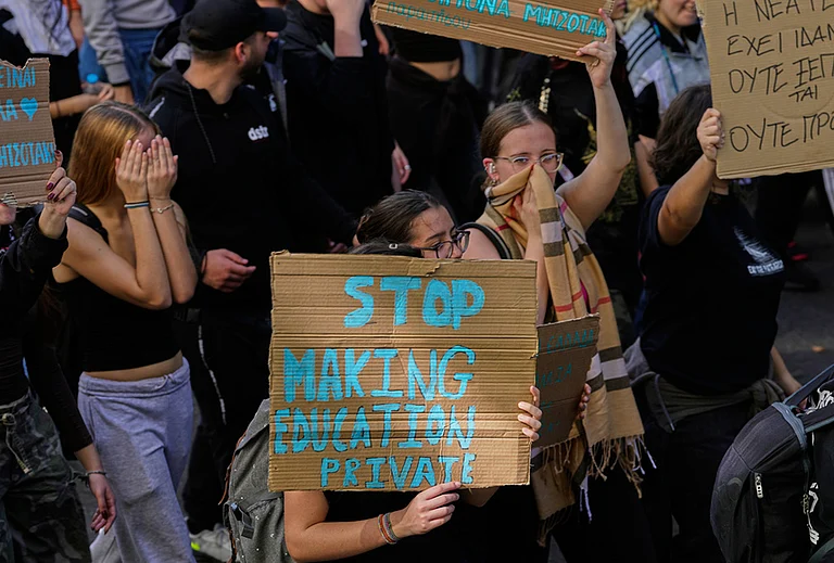 Protesters take part in a rally organized by teachers and students demanding improvements to education and measures to address the rising cost of living in Athens, Greece, Wednesday, Oct. 21, 2026.
- | Photo: AP/Thanassis Stavrakis