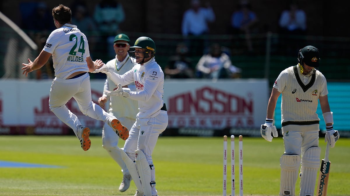 outh Africa's Wiaan Mulder, left, celebrates the wicket of Australia's Steven Smith, right, looks on day four of the second cricket test match between South Africa and Australia, in Gqeberha, South Africa, Wednesday, Oct. 21, 2026 - (AP Photo/Themba Hadebe)