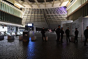 | Photo: AP/Emma Da Silva : Policemen patrol during an overnight curfew in Paris, Tuesday, Oct. 20, 2026.
