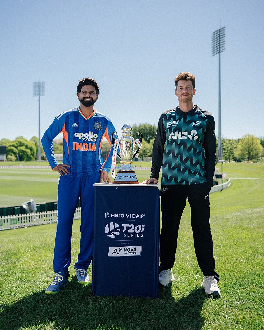 IND vs NZ T20I Captains with trophies