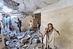 | Photo: AP/Marzouq Al Jabri : Residents walk on debris of their homes at Seina district in Taiz, Yemen, after a missile strike, Tuesday, Oct. 20, 2026. 

