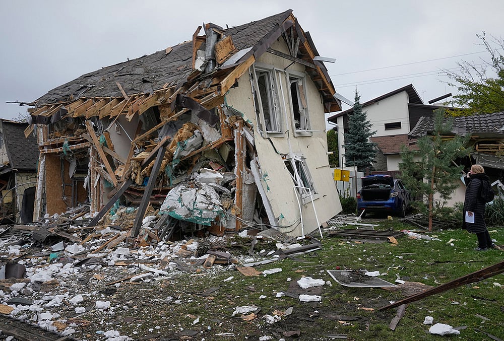 A woman looks at residential house destroyed in a Russian missile strike in Kyiv, Thursday, Oct. 22, 2026.  - | Photo: AP/Efrem Lukatsky