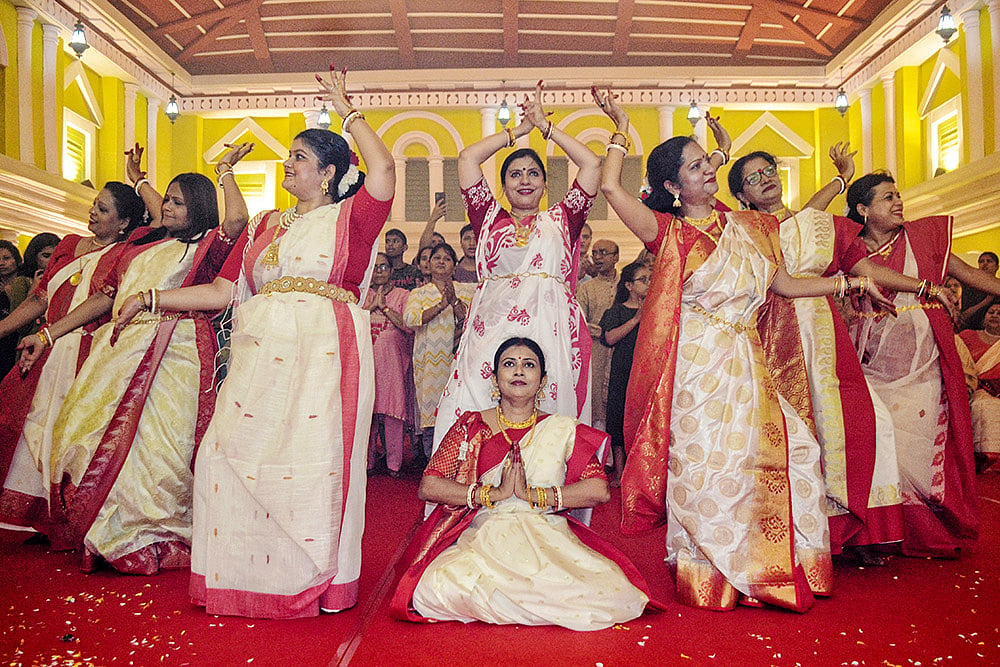 Dhunuchi Dance