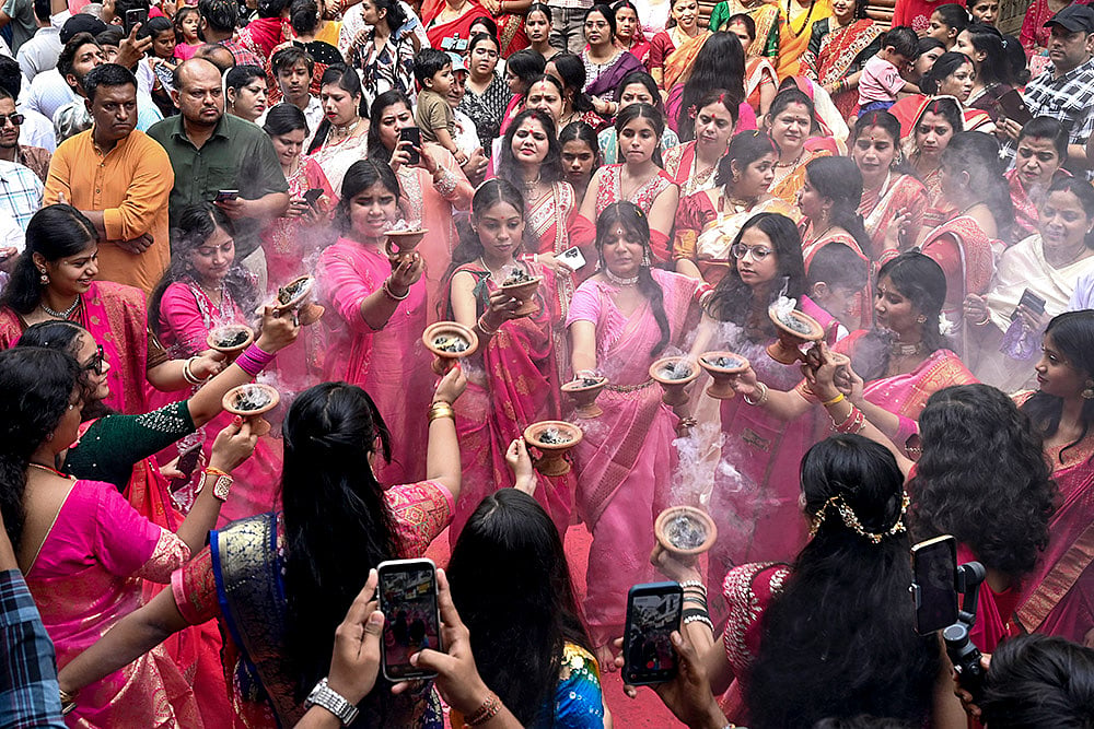 Dhunuchi Dance