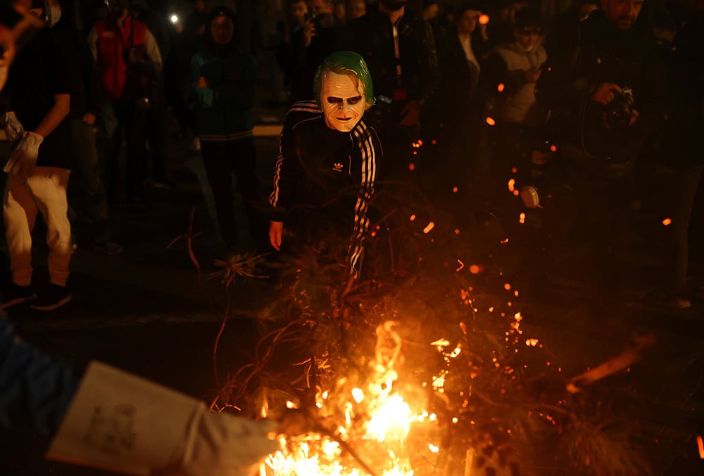 Protesters gather around a fire during an anti-government protest in Tirana, Albania, Wednesday, Oct. 21, 2026.  - | Photo: AP/Hameraldi Agolli