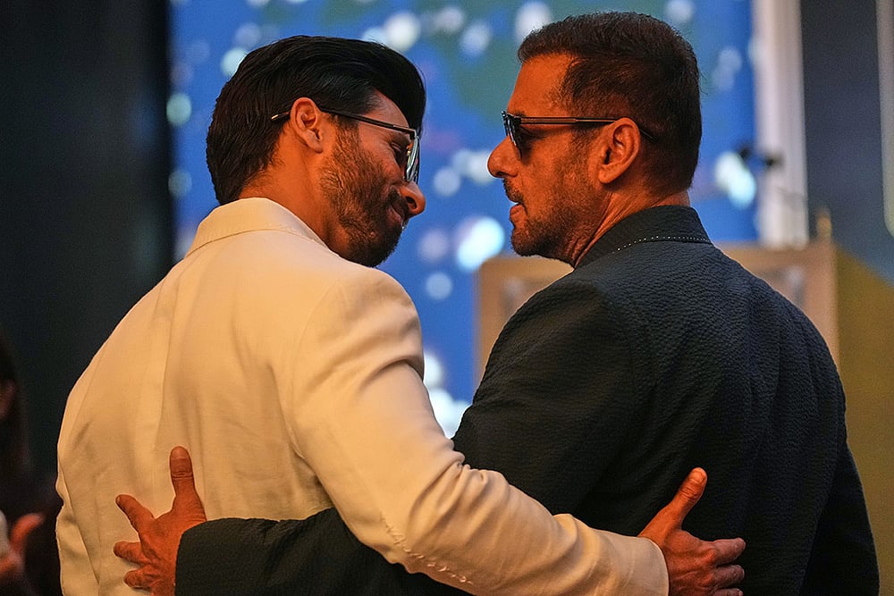  Salman Khan, right, greets fellow actor Shahid Kapoor 