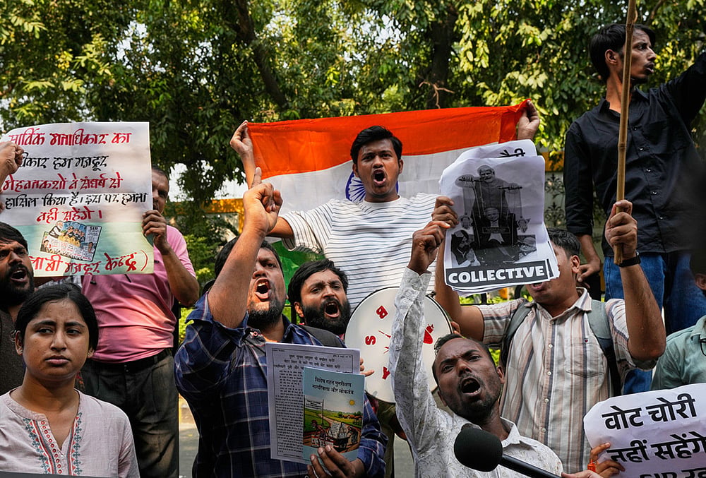 people protesting against SIR in Delhi

