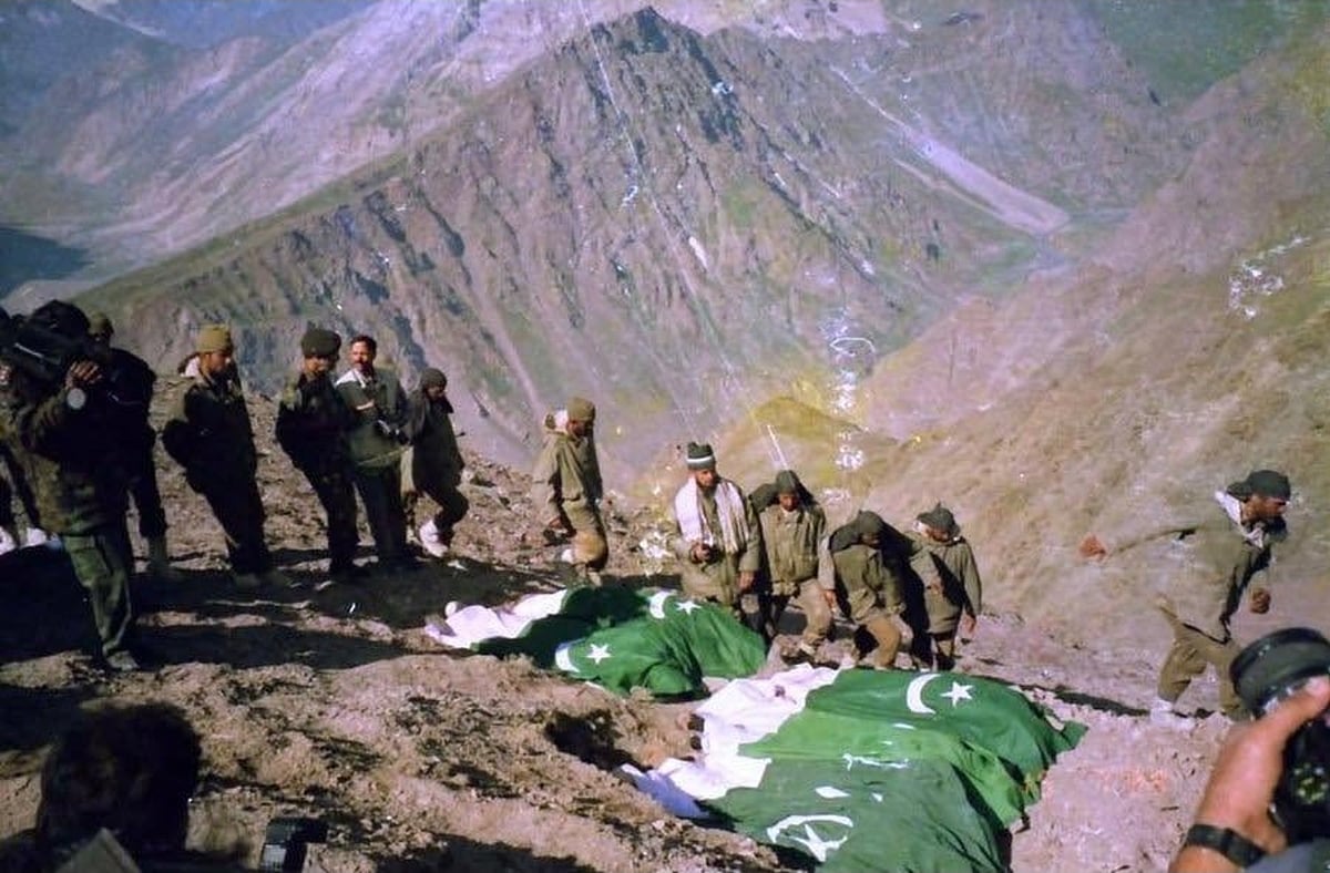 Indian Army Personnel Preparing Burial Rites For Fallen Pakistani Soldiers During Kargil War - Special Arrangement