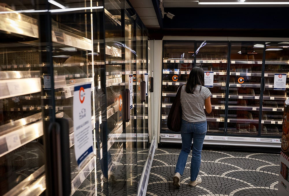 A woman looks at empty shelves in a supermarket following truckers protesting against high fuel prices, in Naples, Italy, Thursday Oct. 22, 2026.  - | Photo: Alessandro Garofalo/LaPresse via AP