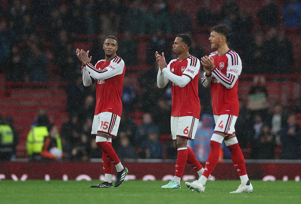 Arsenal's Ezri Konsa, left, Gabriel, center, and Ben White walk off the pitch after the English Premier League soccer match between Arsenal and Everton in London, Saturday, Oct. 24, 2026.  - | Photo: AP/Ian Walton