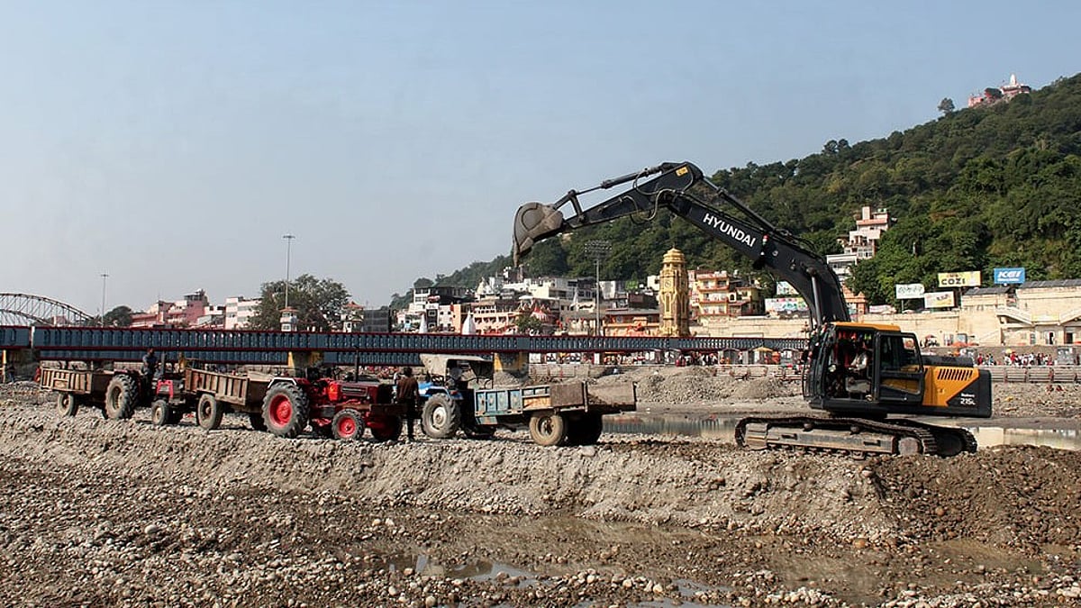 Cleaning work at Har ki Pauri
