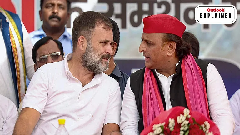 Congress leader Rahul Gandhi with SP chief with Akhilesh Yadav.(File photo) | - PTI