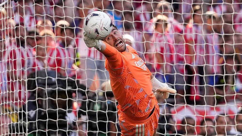 Real Madrid's goalkeeper Thibaut Courtois makes a save during a Spanish La Liga soccer match between Atletico Madrid and Real Madrid in Madrid, Sunday, Sept. 20, 2026.  - | Photo: AP/Bernat Armangue