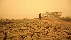 | Photo: AP/Yulianus Stefan Lundju : A man walks amid thick haze from wildfires in Palangkaraya, Central Kalimantan, Indonesia, Saturday, Oct. 24, 2026.
