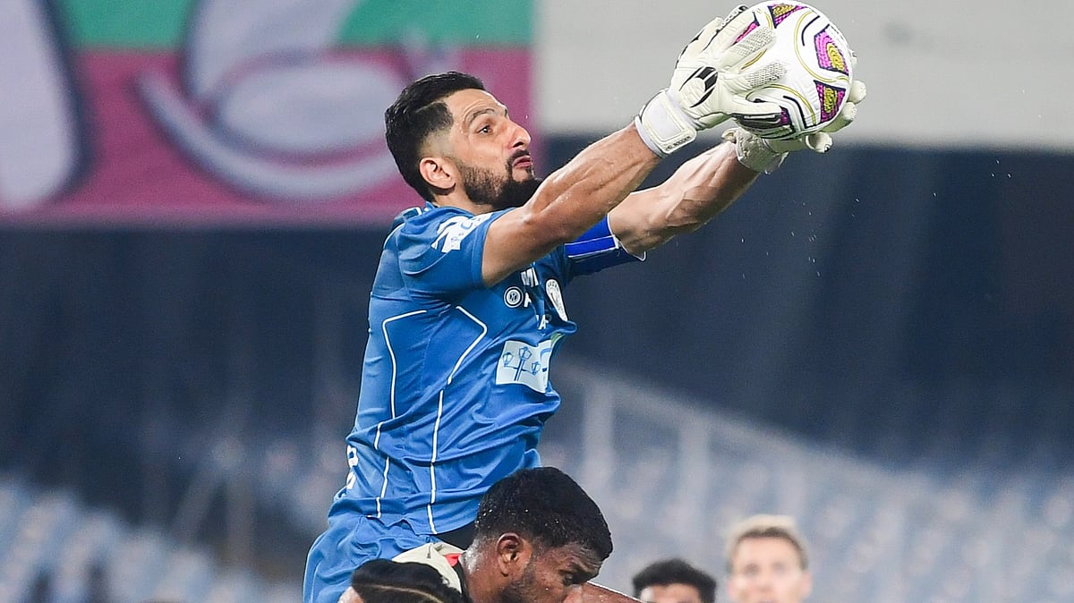 Mohun Bagan Super Giants goalkeeper Vishal Keith catches a ball during match against Chennaiyin FC in Kolkata.  - IndSuperLeague/X