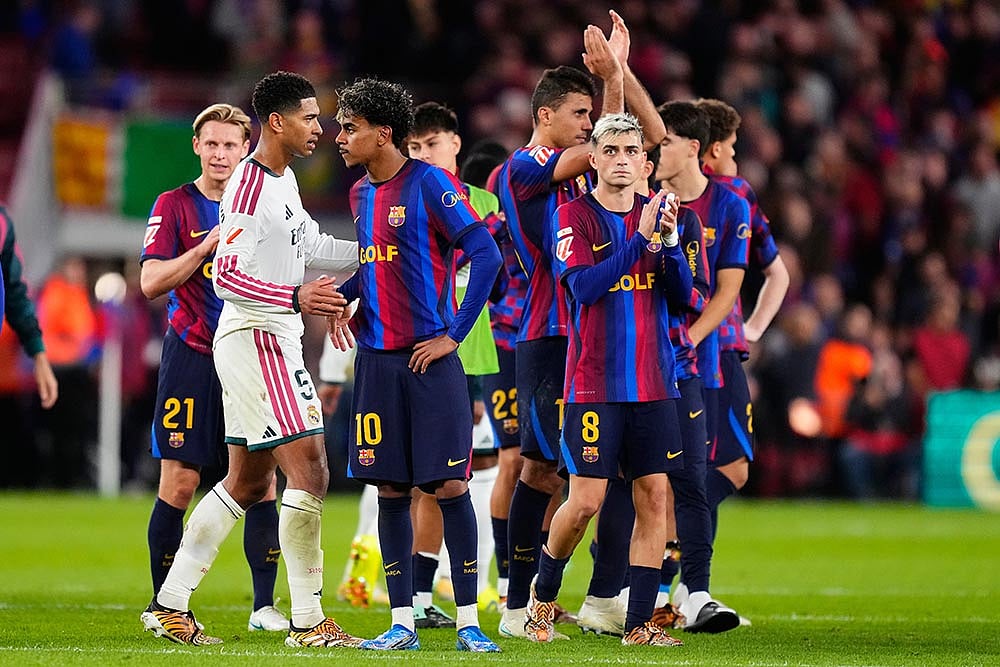 Barcelona's Pedri applauds fans at the end of the Spanish La Liga soccer match between FC Barcelona and Real Madrid in Barcelona, Spain, Sunday, Oct. 25, 2026. - | Photo: AP/Jose Breton