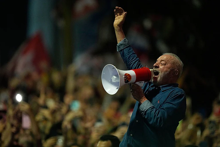 President Luiz Inacio Lula da Silva addresses supporters during a victory rally after winning a fourth term in the presidential runoff on Paulista Avenue in Sao Paulo, Brazil, Sunday, Oct. 25, 2026. - | Photo: AP/Natacha Pisarenko