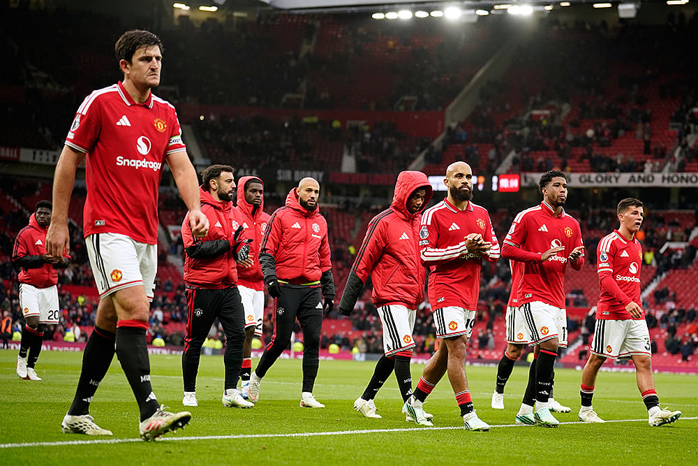 | Photo: AP/Dave Thompson : Manchester United players leave the pitch after losing the English Premier League soccer match between Manchester United and Bournemouth in Manchester, England, Sunday, Oct. 25, 2026.