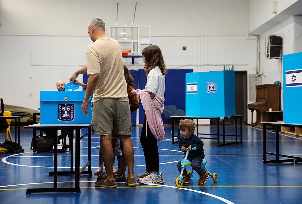 Voters cast their ballots at a polling station during Israel's general election in Jerusalem Tuesday, Oct. 27, 2026.  - | Photo: AP/Ohad Zwigenberg