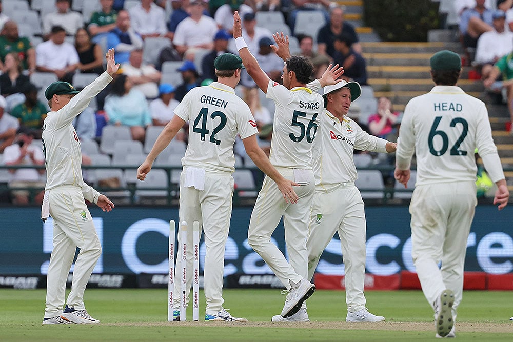 Australia's Mitchell Starc, center, celebrates with teammates the wicket of South Africa's Marco Jansen on day one of the third cricket test match between South Africa and Australia in Cape Town, South Africa, Tuesday, Oct. 27, 2026. - | Photo: AP/Halden Krog