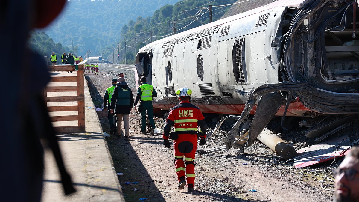 Rescue teams assess derailed carriages after two high-speed trains collided on Spain's Madrid–Andalusia rail corridor. -  | RTVE