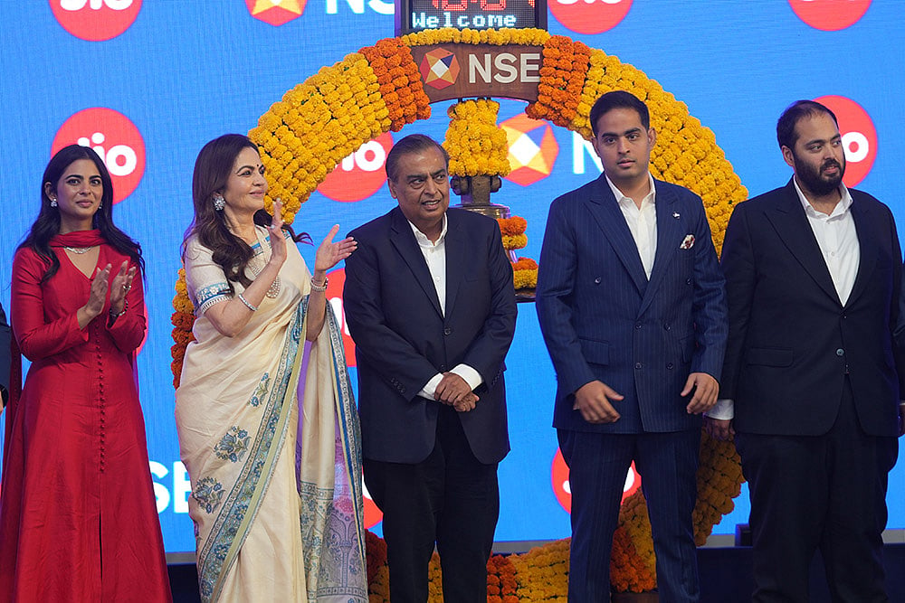 Mukesh Ambani, center, chairman and managing director of Reliance Industries, his wife, Nita Ambani, second from left, their daughter, Isha Ambani, left, and their sons, Akash Ambani, second from right, and Anant Ambani, right, attend the initial public offering (IPO) listing ceremony of Reliance Industries' Jio Platforms at the National Stock Exchange (NSE) in Mumbai, India, Wednesday, Oct. 28, 2026. - | Photo: AP/Rafiq Maqbool