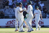 Carey, Inglis Lead Australia’s Fightback To Edge Ahead Of South Africa On Day 2 Of 3rd Test | Photo: AP/Halden Krog : Australia's Josh Inglis, left, congratulated by Australia's Alex Carey after his fifty on day two of the third cricket test match between South Africa and Australia, in Cape Town, South Africa, Wednesday, Oct. 28, 2026.