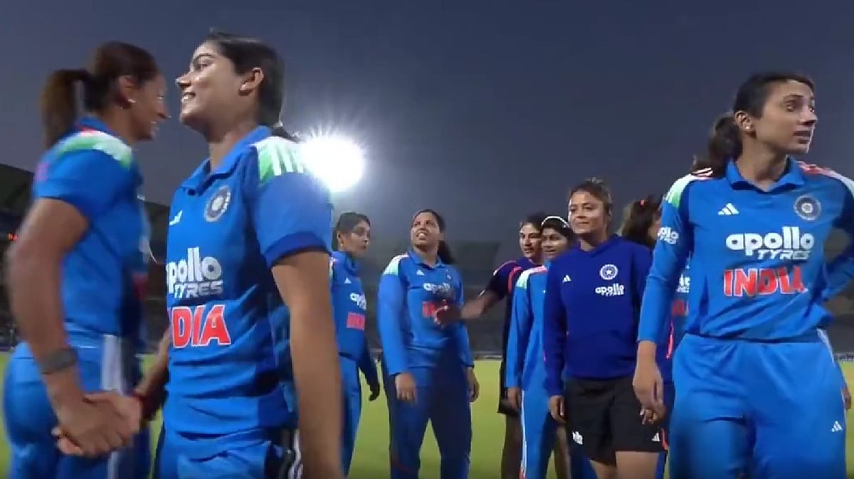 | Photo: JioHotstar (Screengrab) : Harmanpreet Kaur shakes hands with an Indian player, while captain Smriti Mandhana looks the other way 