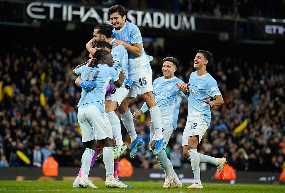 Manchester City players celebrate at the end of the English League Cup soccer match between Manchester City and Brighton and Hove Albion in Manchester, England, Wednesday, Oct. 28, 2026.  - | Photo: AP/Dave Thompson