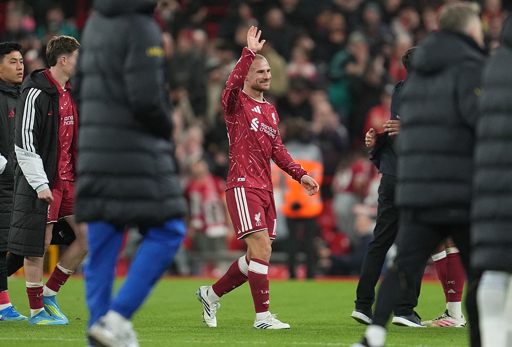 Liverpool's Alexis Mac Allister wlaks off the pitch after the fourth-round English Football League Cup soccer match between Liverpool and Chelsea in Liverpool, England, Wednesday, Oct. 28, 2026.  - | Photo: AP/Jon Super