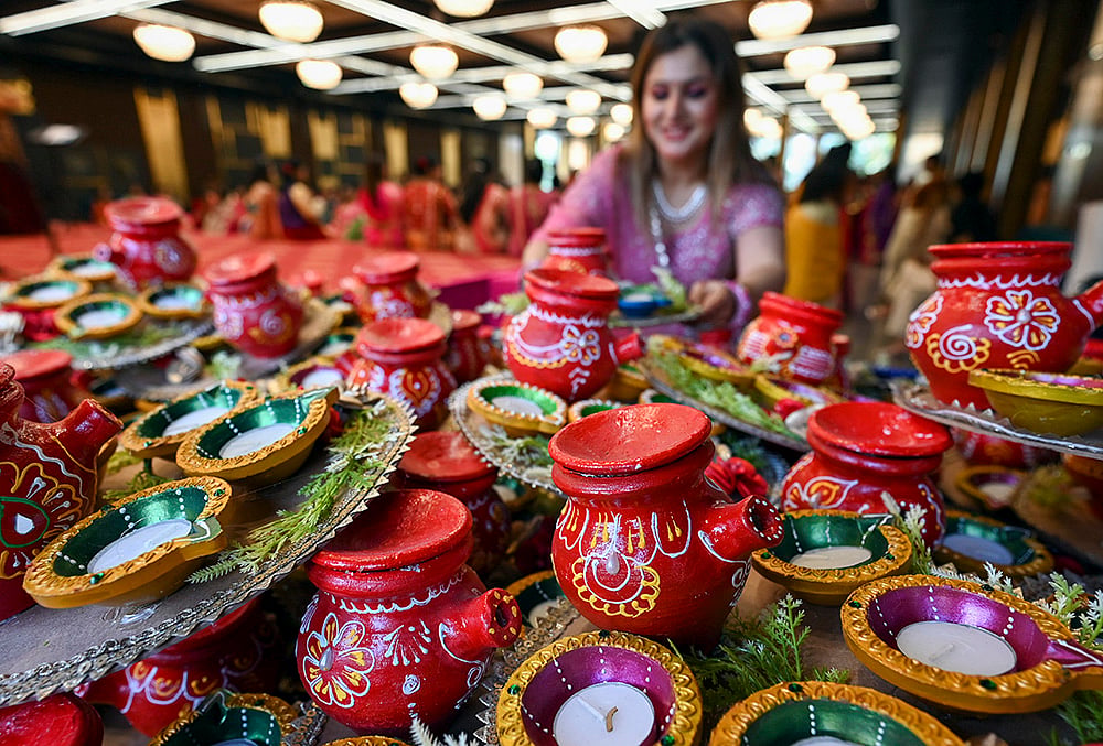 Madhavi Agrasen Mahila Sangathan arranges earthen pots