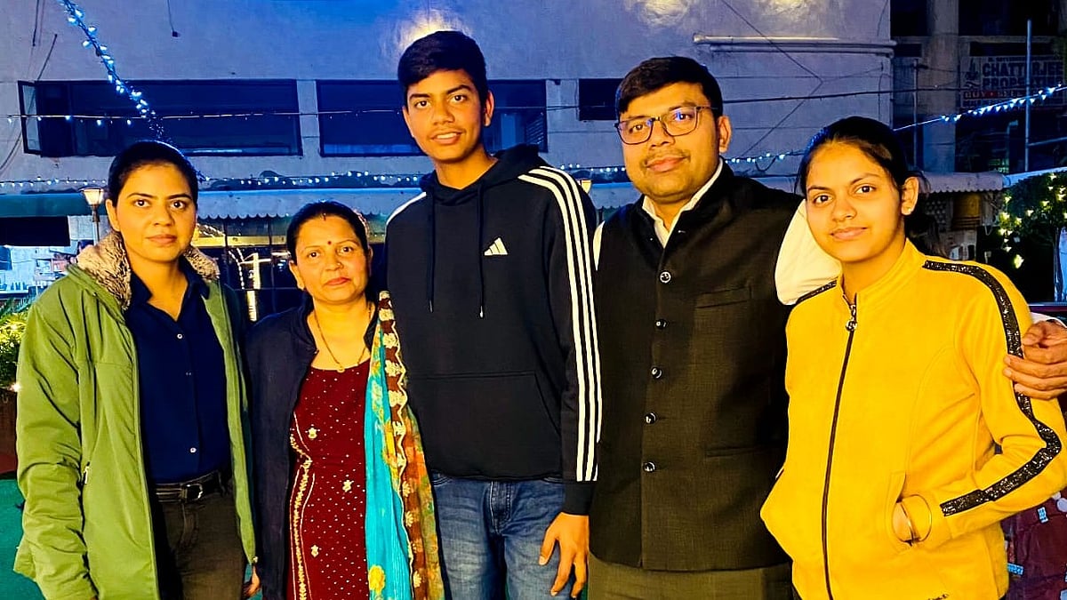 Aaryan Sharma pictured with his father, mother, and two elder sisters.