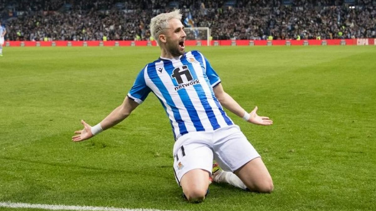 Adnan Janujaz celebrates after scoring against Atletico Madrid in Copa del Rey 2021-22. 