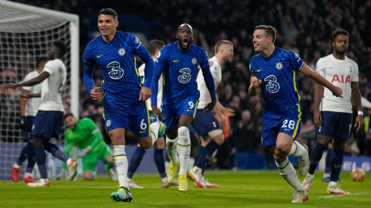 Chelsea's Thiago Silva (L) celebrates after scoring against Tottenham Hotspur in EPL. 