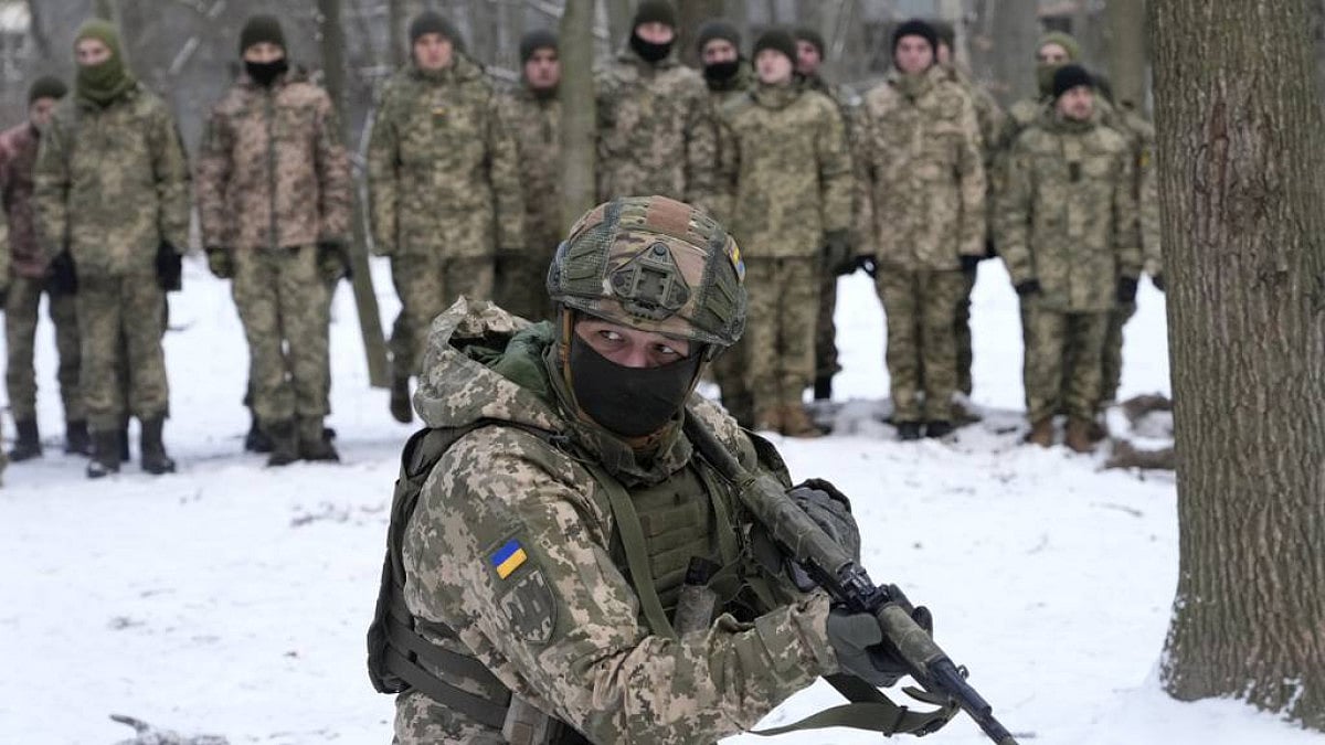 An instructor trains members of Ukraine's Territorial Defense Forcesin Kyiv,Ukraine.