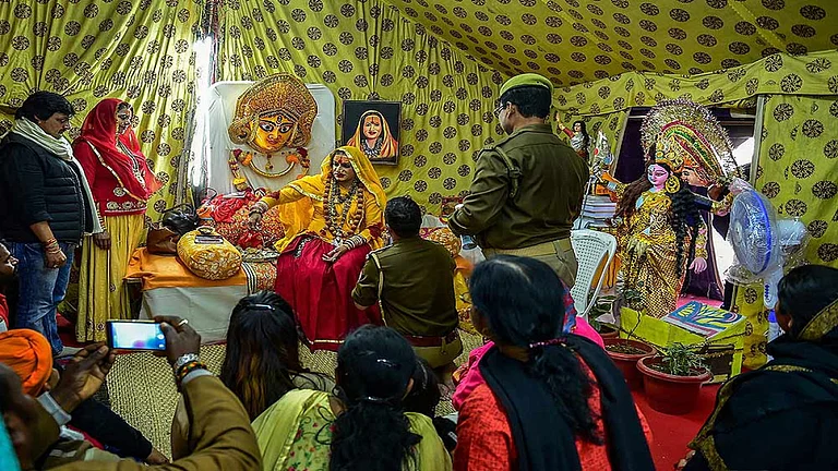 Kumbh Mela 2019: Kinnar Akhada Participates For The First Time - null