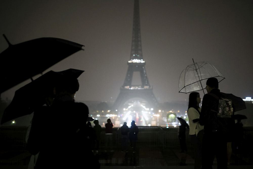 Eiffel Tower Goes Dark In Tribute To Victims Of Las Vegas Shooting, Marseille Attack