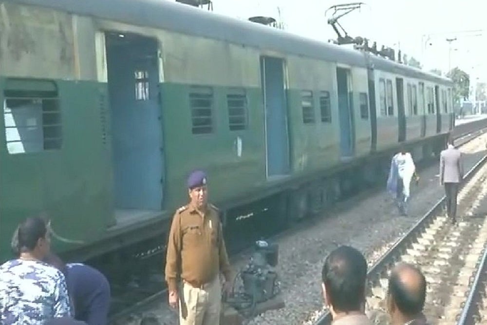 Mumbai: Snag Delays Local Trains On WR Route, Office-Goers Walk Along Tracks To Reach Workplaces