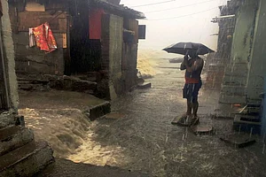 Gujarat On Alert As Cyclone Ockhi To Hit Surat Tonight, Rains Lash Mumbai; PM Modi Monitoring Situation