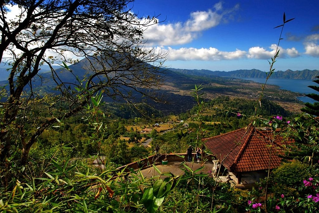 Fears Of Bali Volcano Eruption Spark Exodus Of Over 75,000 People