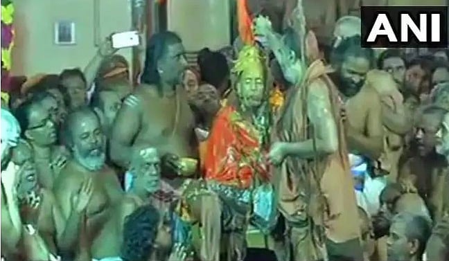 Burial Ceremony Of Kanchi Seer, Jayendra Saraswathi, Done With Vedic Honours