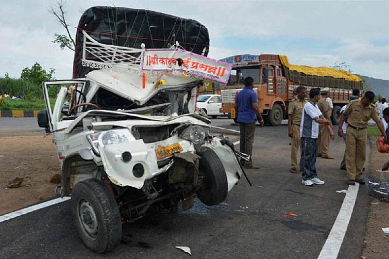 bus truck collission in madhya pradesh