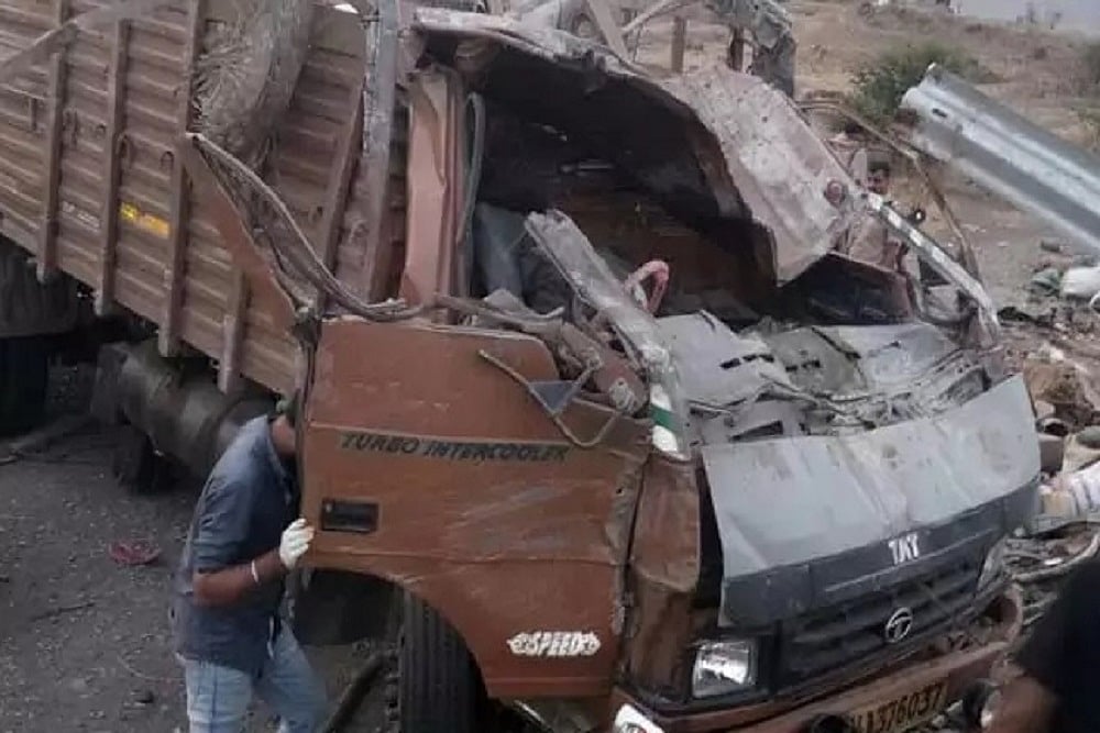 8 Dead, 14 Injured as Car Crushed Between Trucks in Fiery Crash on Mumbai–Bengaluru Highway - null