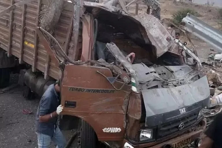 8 Dead, 14 Injured as Car Crushed Between Trucks in Fiery Crash on Mumbai–Bengaluru Highway - null